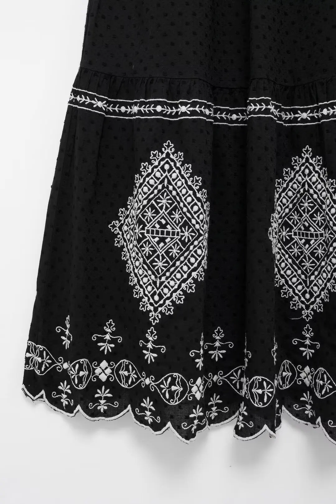 Женское длинное платье с бретельками-спагетти вышивкой