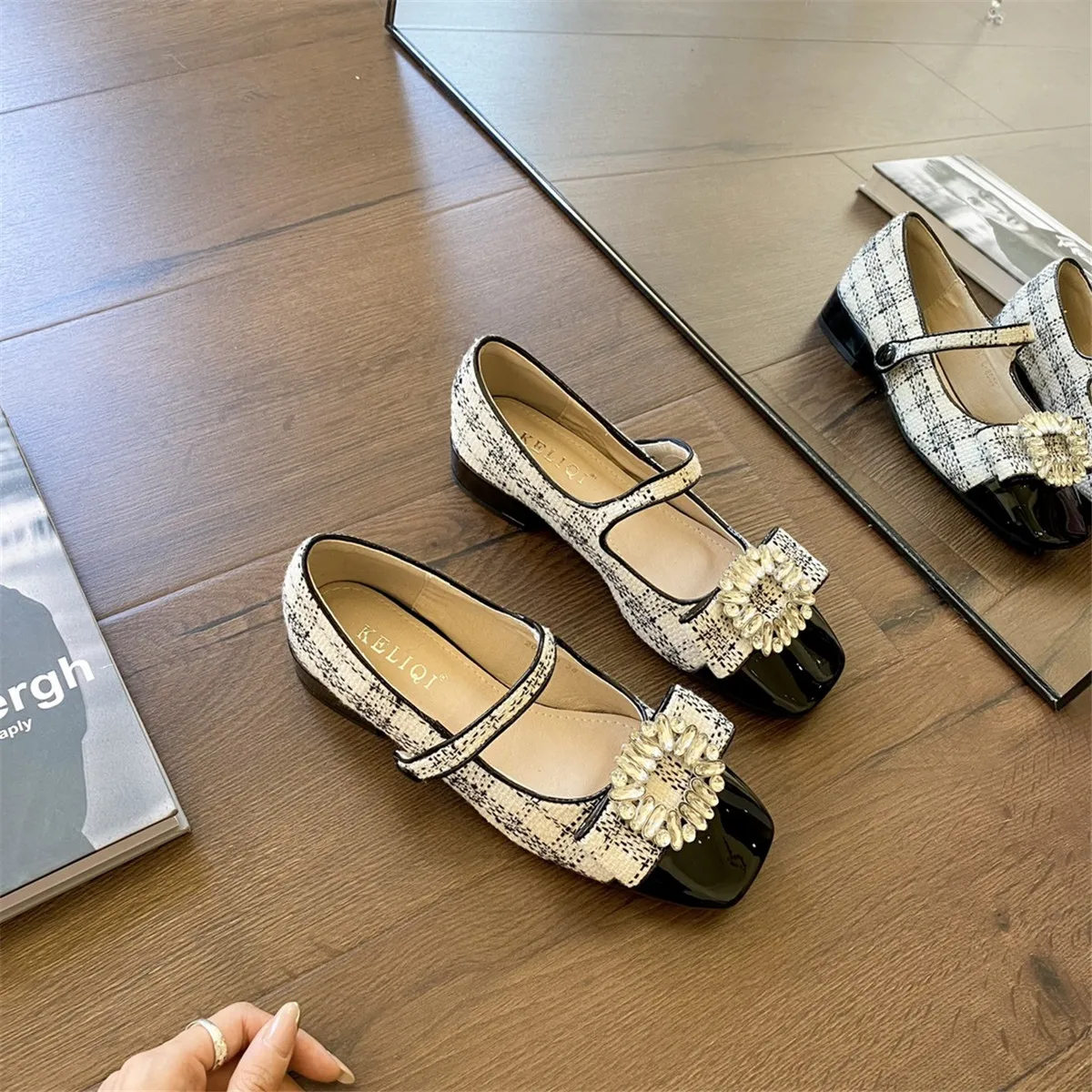 

Fashion Women Flats Loafers Mixed Color Black White Belt Buckle Flat Low Heels Dress Shoes Woman Casual Dress Shoes Crystal 39