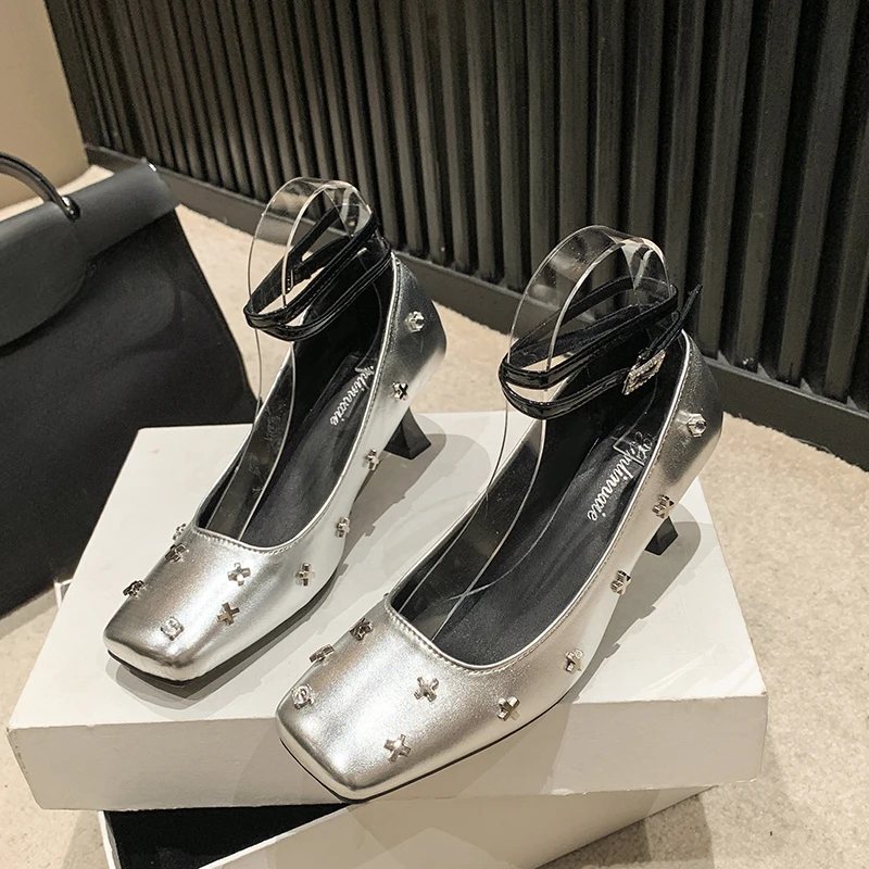Женские туфли на высоком каблуке с квадратным носком и заклепками