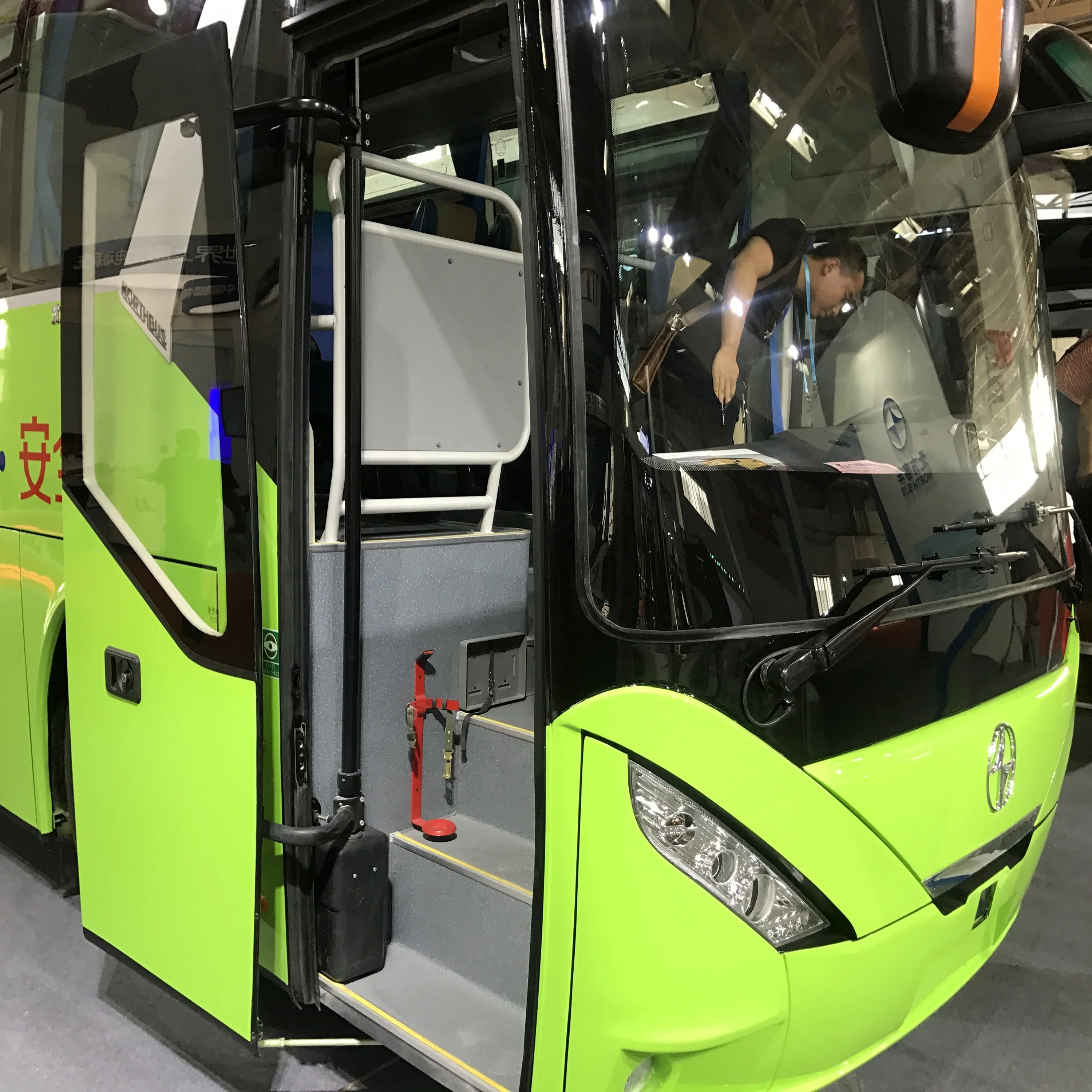 двери автобуса открываются. открывание дверей в автобусе. прислонно-сдвижные двери лиаз. 60. сдвижные двери автобуса.