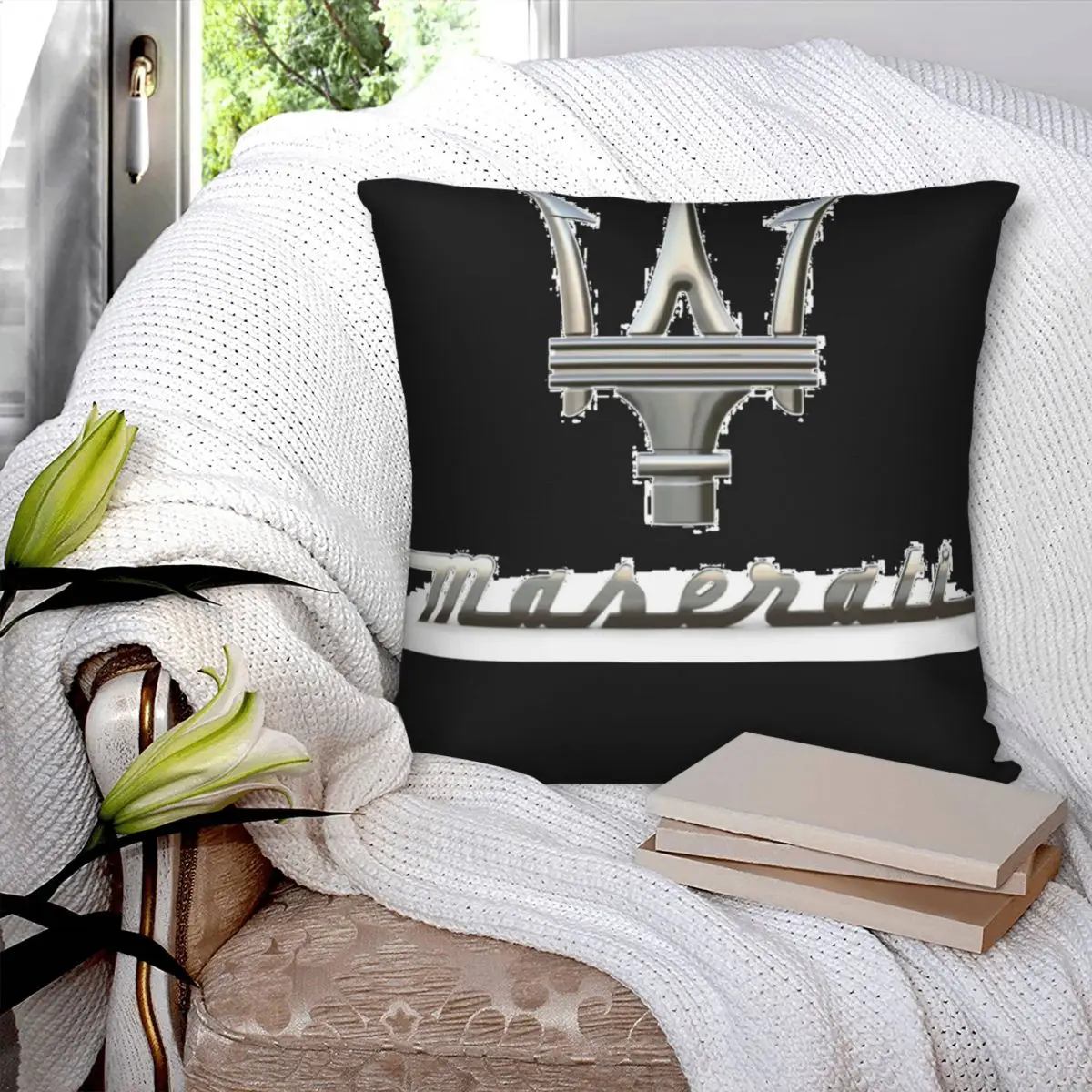 Рисунок 2 - Квадратная наволочка с логотипом Maserati