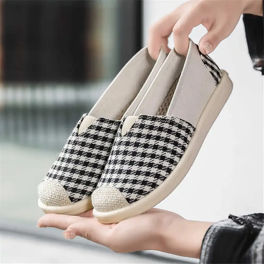 Разноцветные женские кроссовки с круглым носом черные вулканизированные