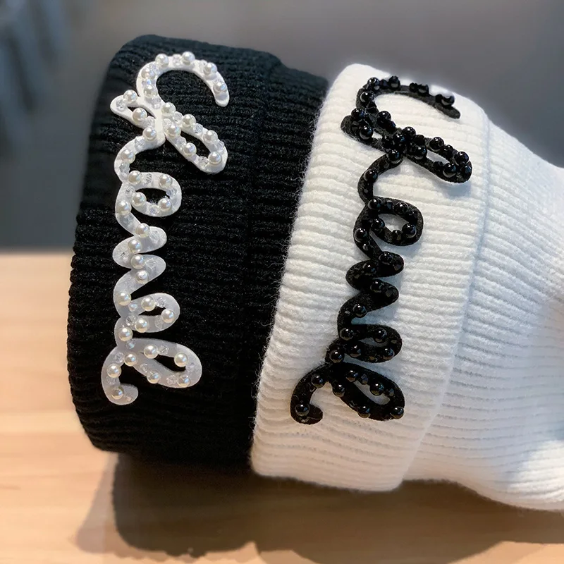 Зимние теплые вязаные шапки-бини с жемчужинами и надписью шапочки облегающая