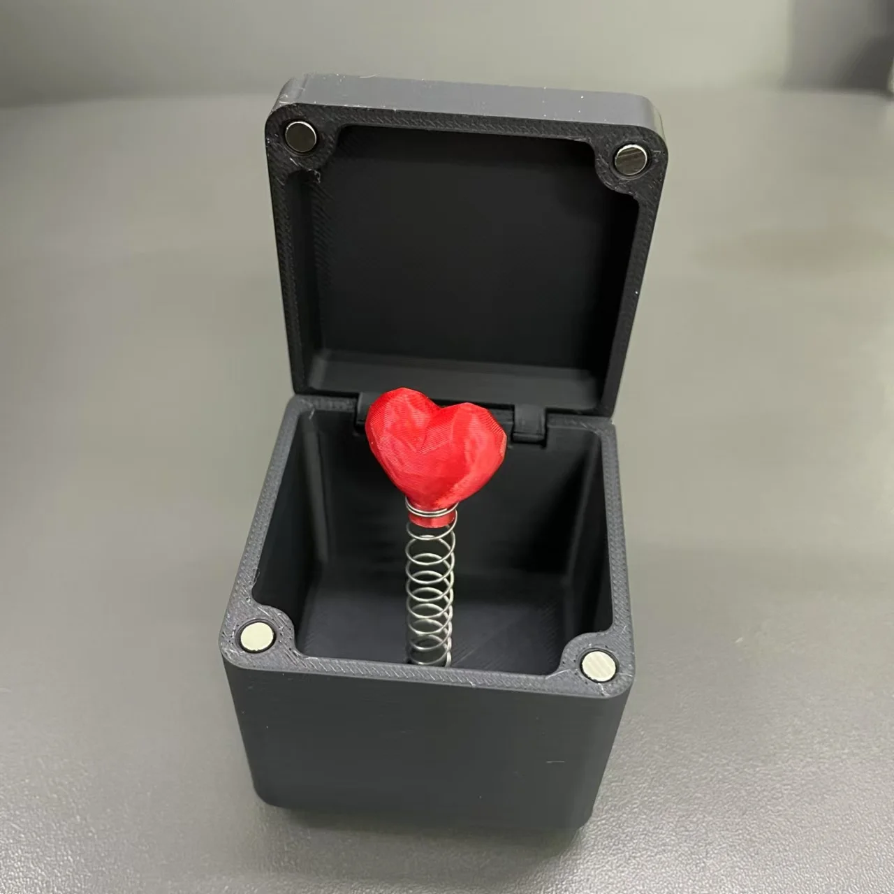 

Средний палец в коробке