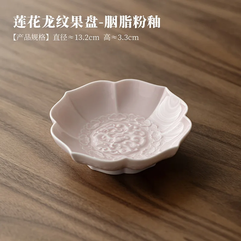 

Керамическая тарелка с узором лотоса