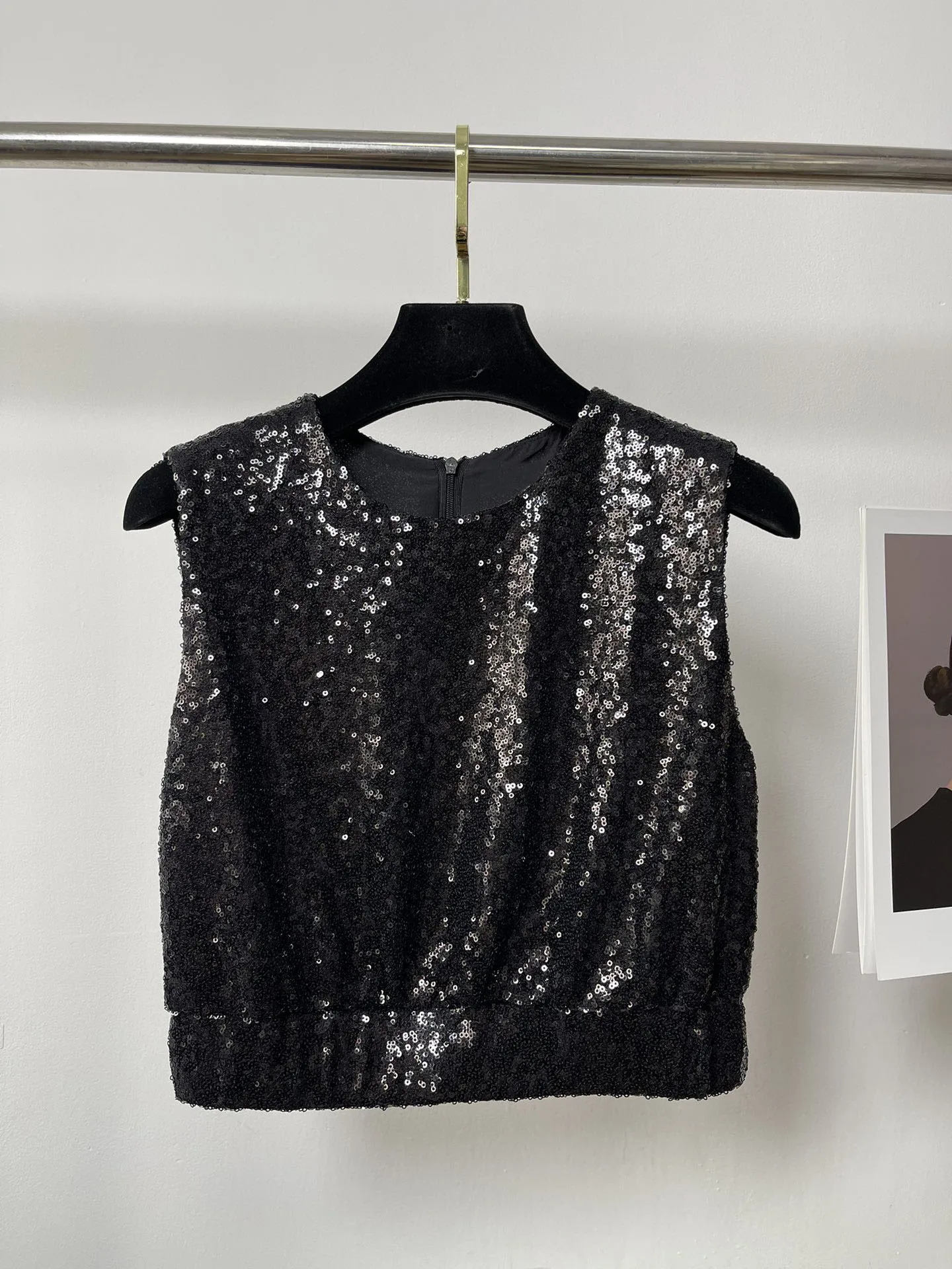 

Женская майка без рукавов, с круглым вырезом и блестками