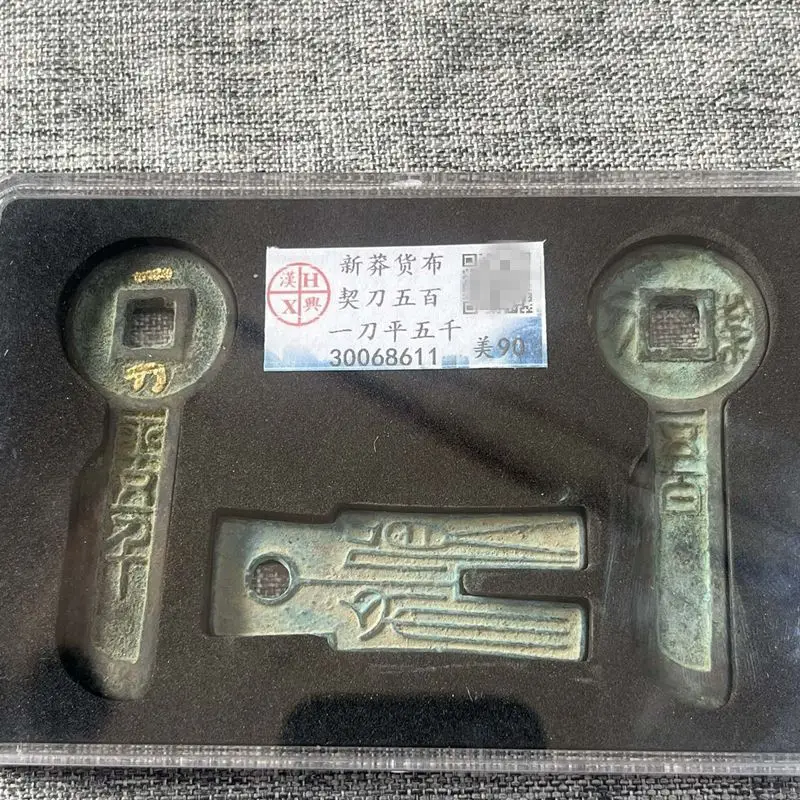 Коллекция антикварных монет искусственные деньги нож плоские пять тысяч ключей