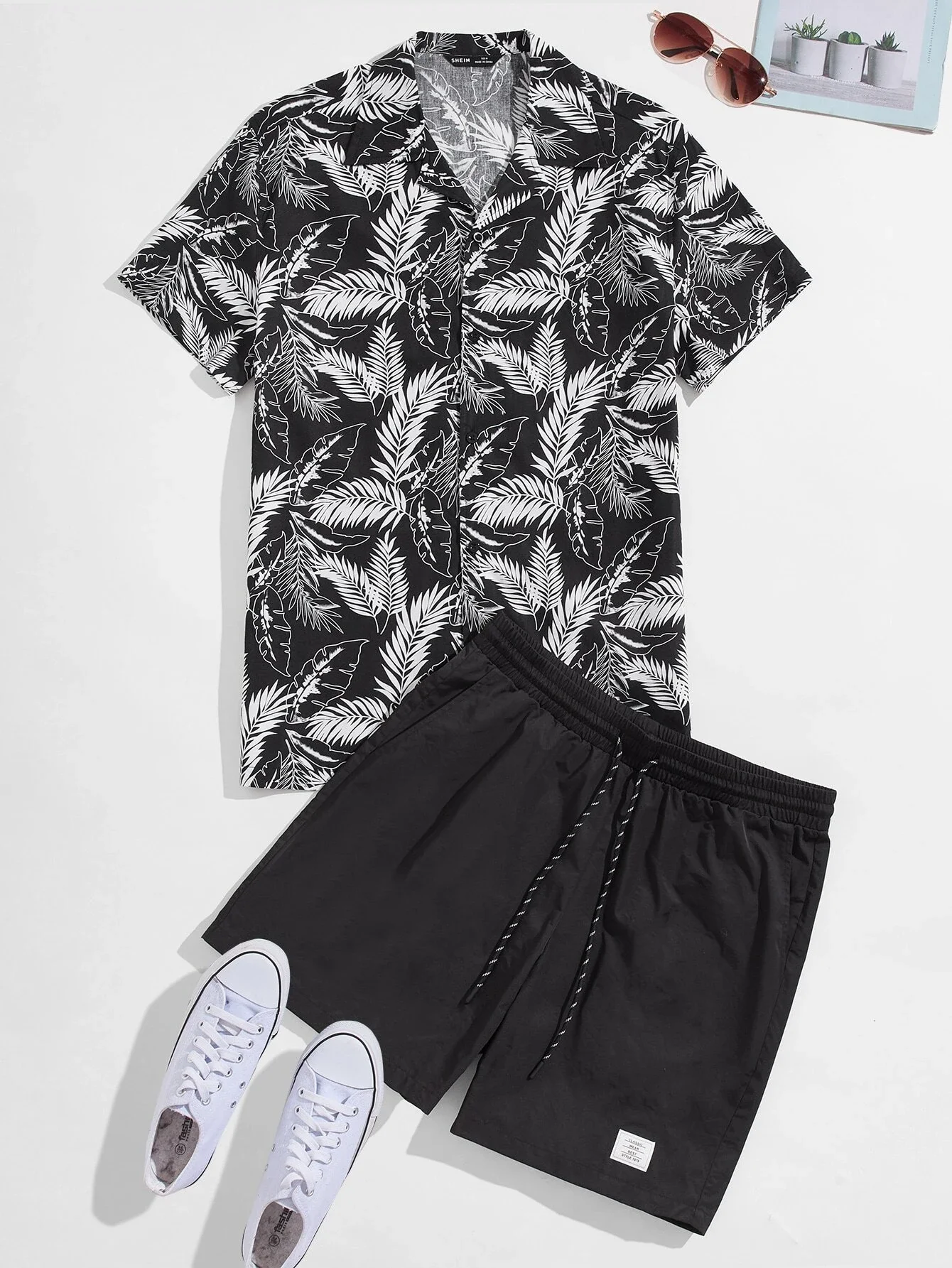 

2022 New Hot Sale Men Notch Collar Tropical Print Shirt & Drawstring Waist Patched Detail Shorts Set