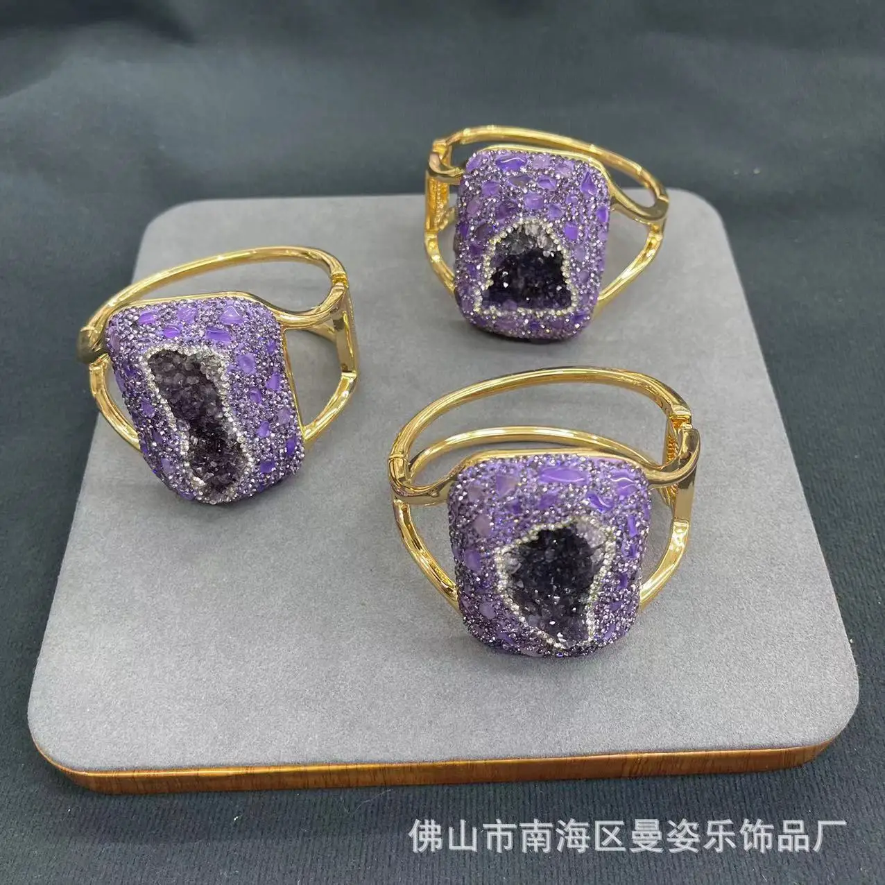 Натуральный ургуйский аметист инкрустированный фиолетовым гравия большой