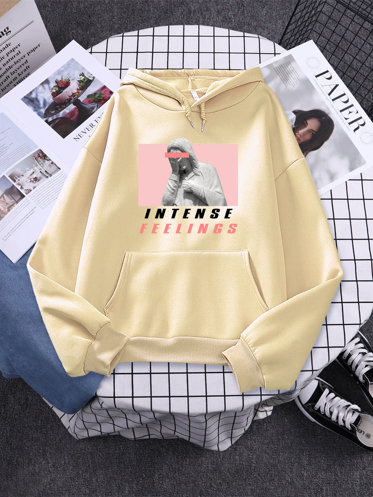 

Женская флисовая толстовка с капюшоном и принтом в виде скульптуры из розового камня