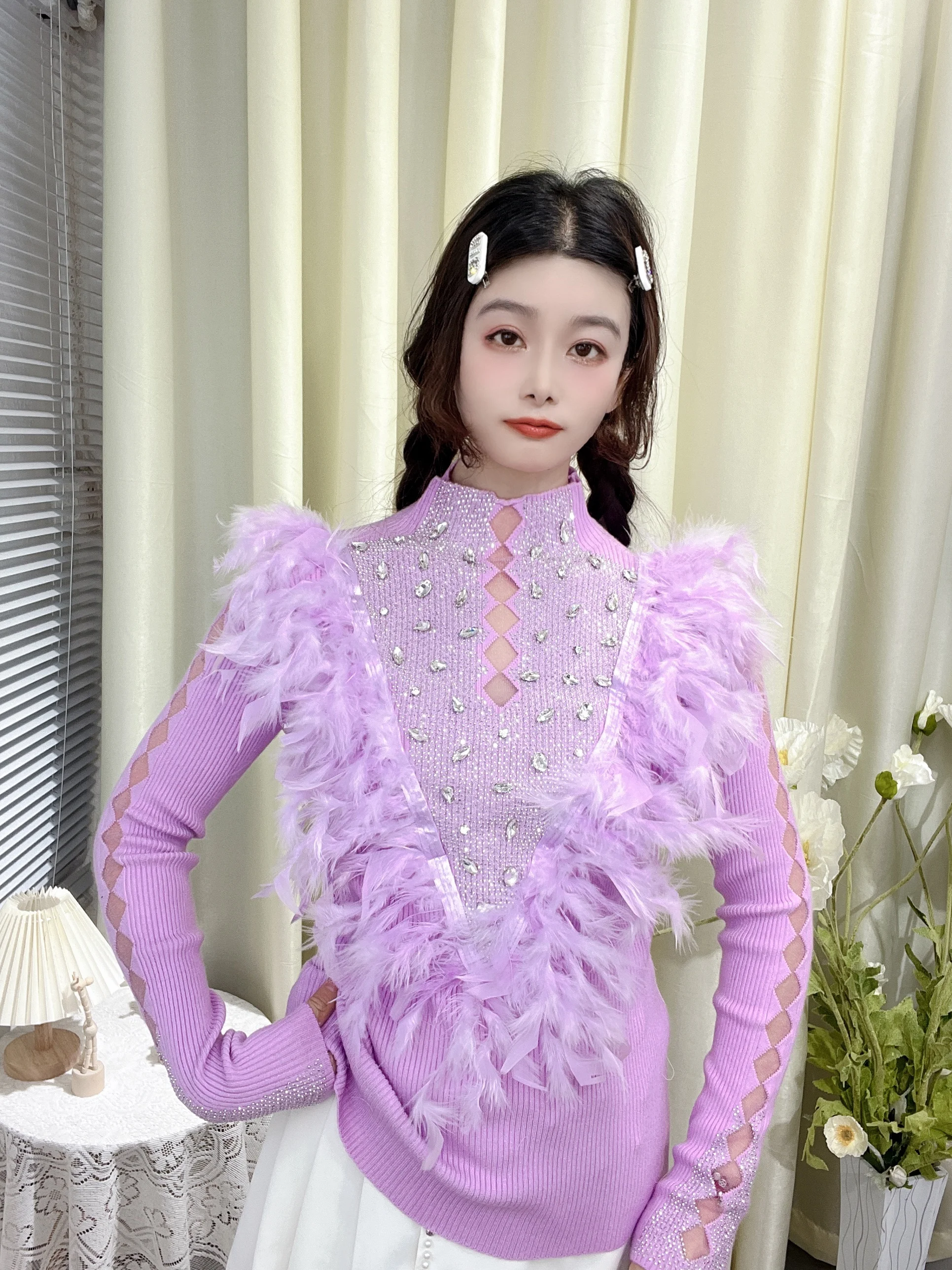 Женская трикотажная рубашка-свитер с воротником-стойкой и стразами