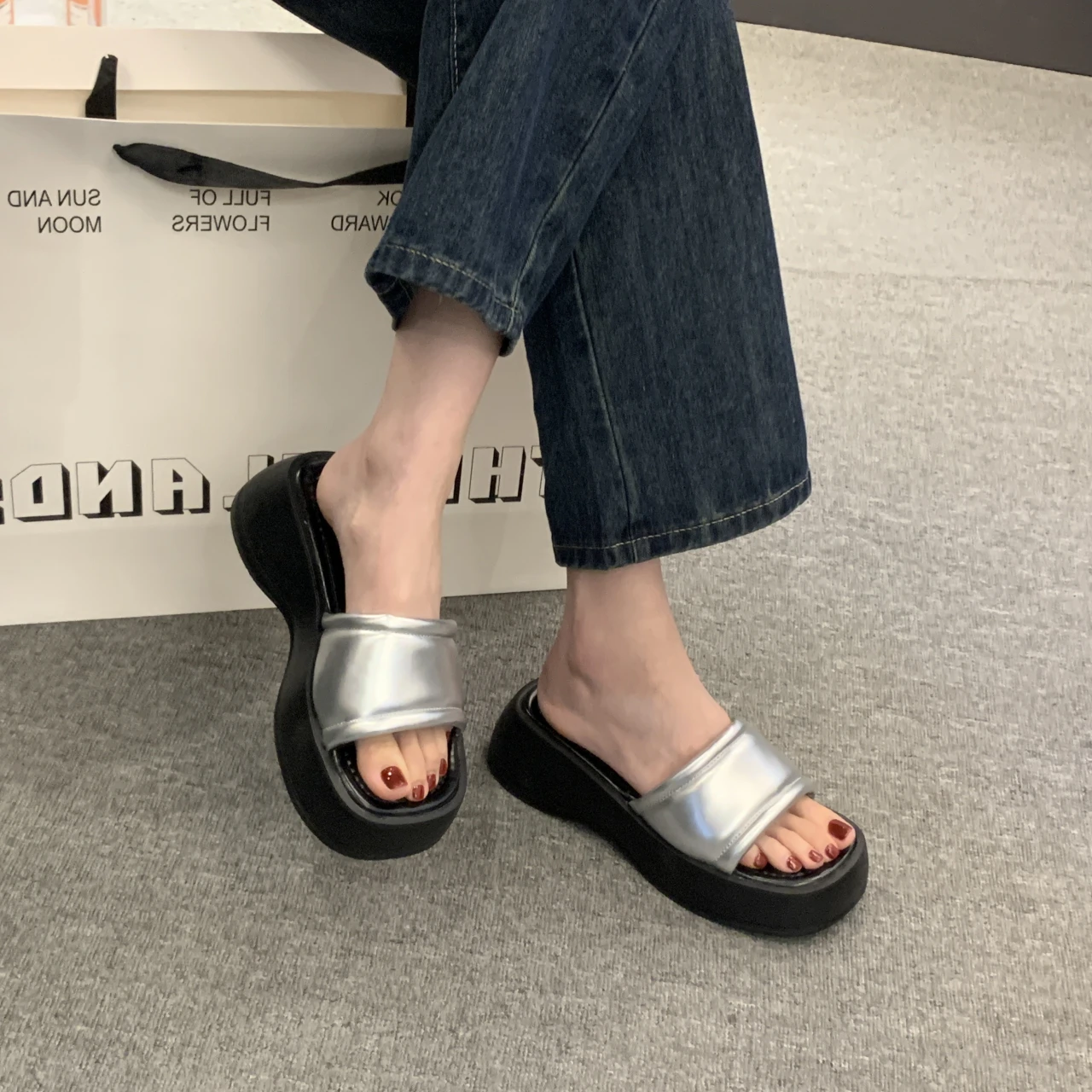 Women's summer outside wear 2023 new Korean version of everything with thick bottom muffin flip-flops holiday leisure high heels