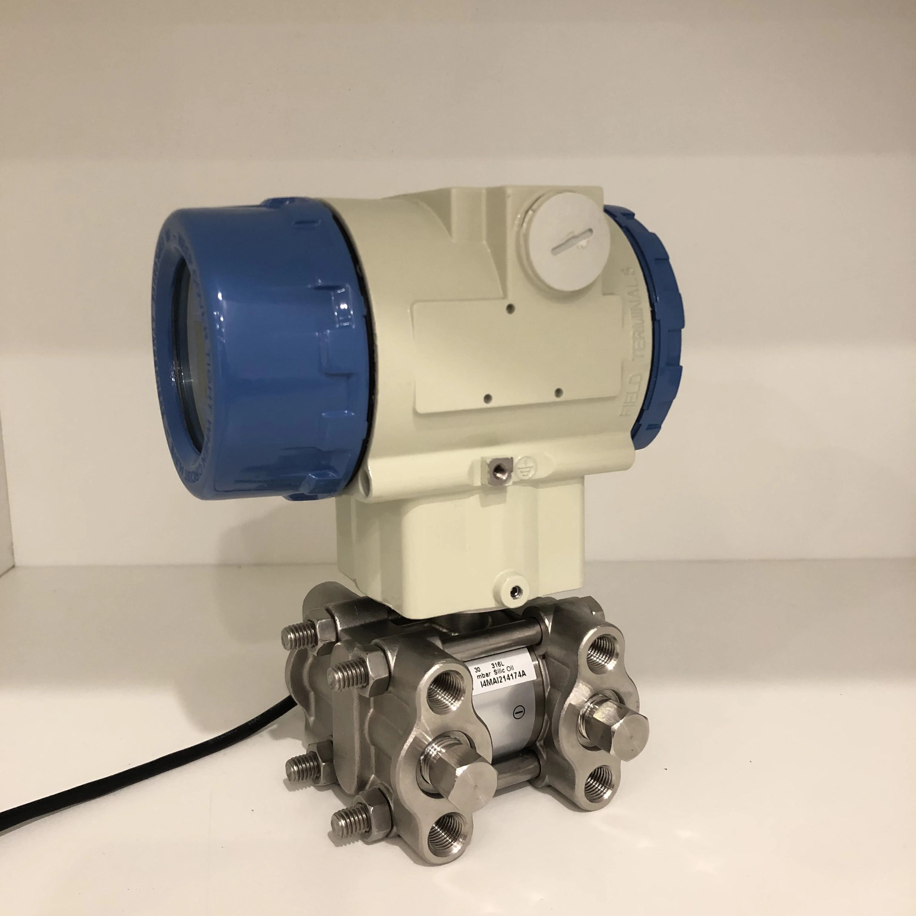 

Current output smart Multi parameter differential pressure transmitter battery-powered