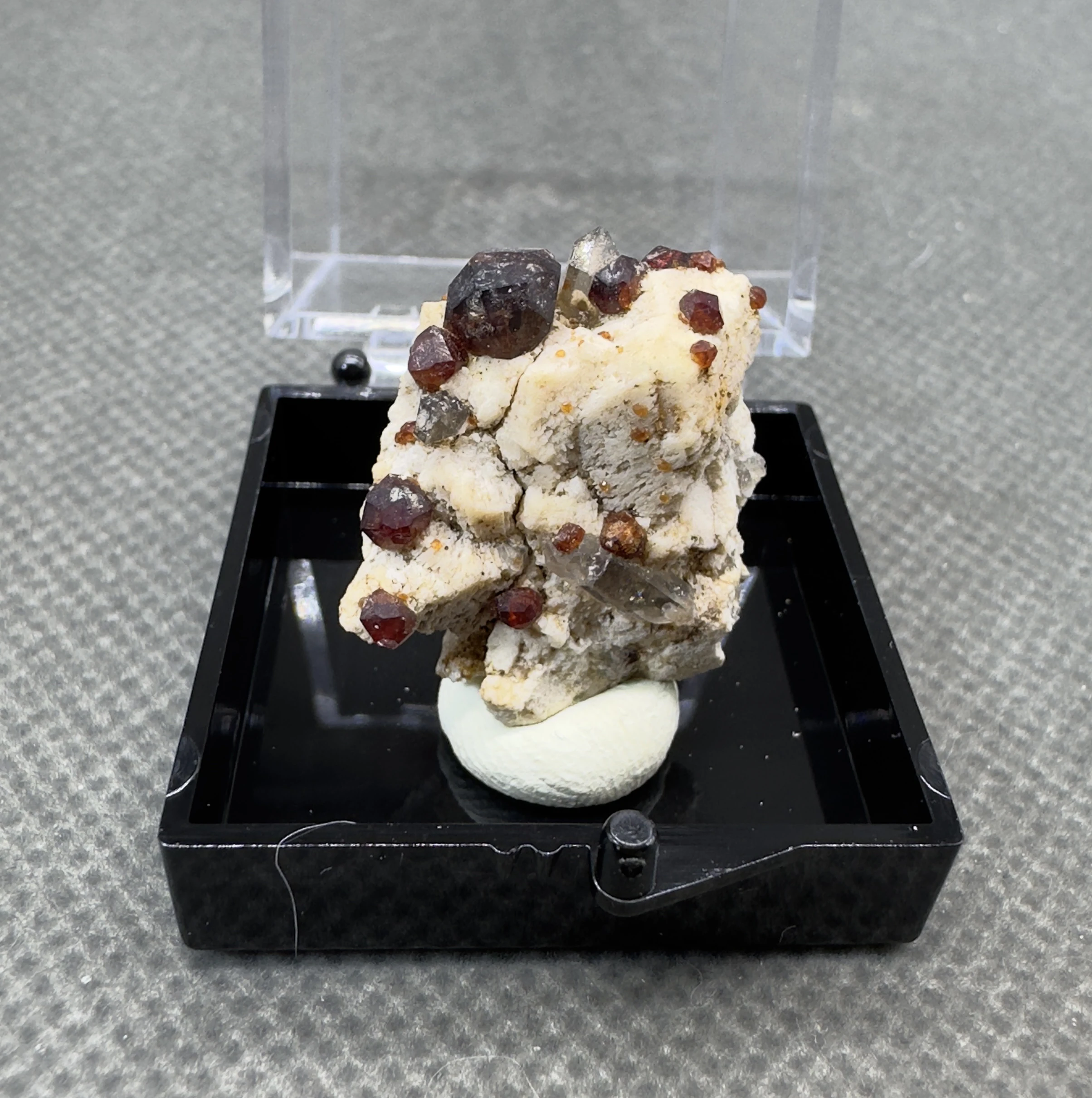 

Образец минерала с гранатом и дымчатым кварцем QIANCHUAN