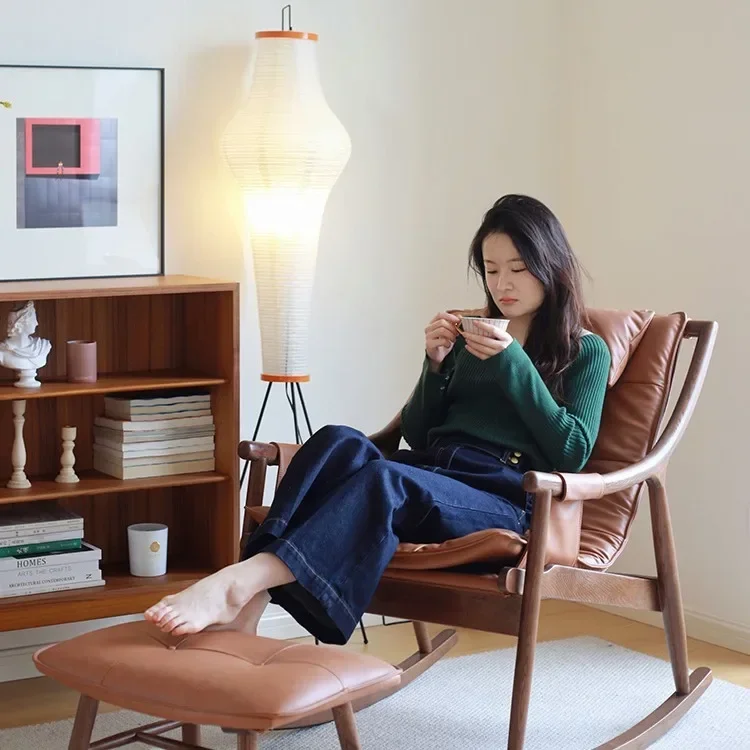 Скандинавское кожаное кресло-качалка из цельного дерева одиночный дизайнерский