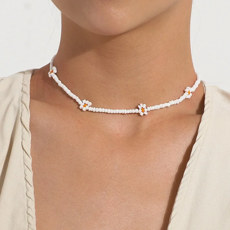 

Rice Bead Flower Necklace Women's Fashionable Temperament Adjustable Necklace