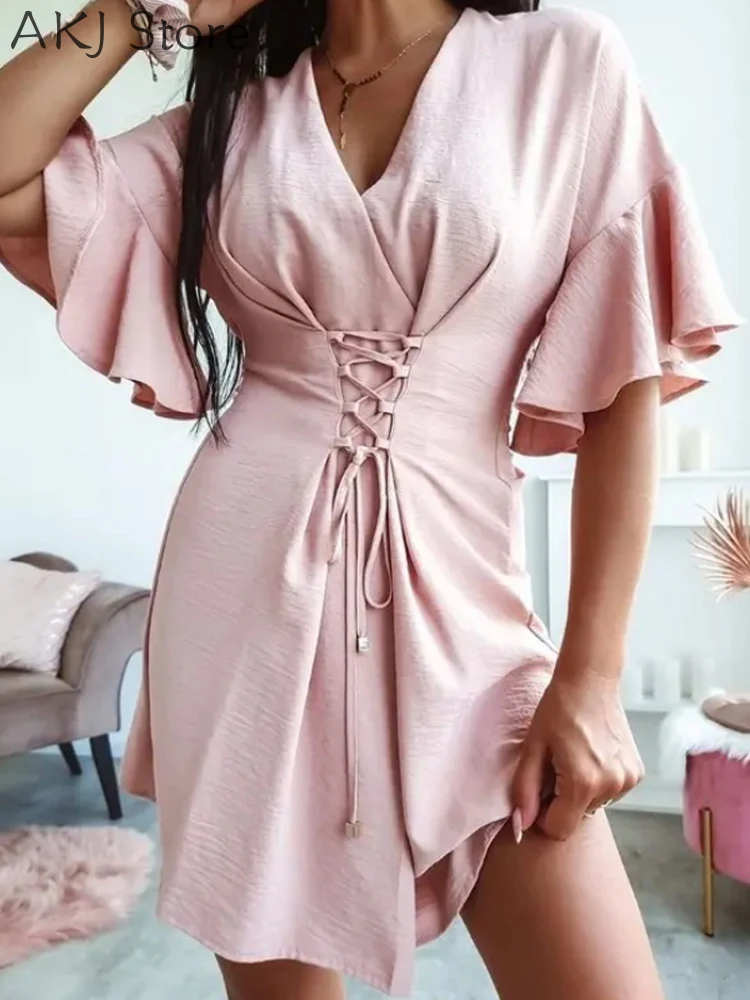 

Женское платье на шнуровке с V-образным вырезом и оборками на рукавах