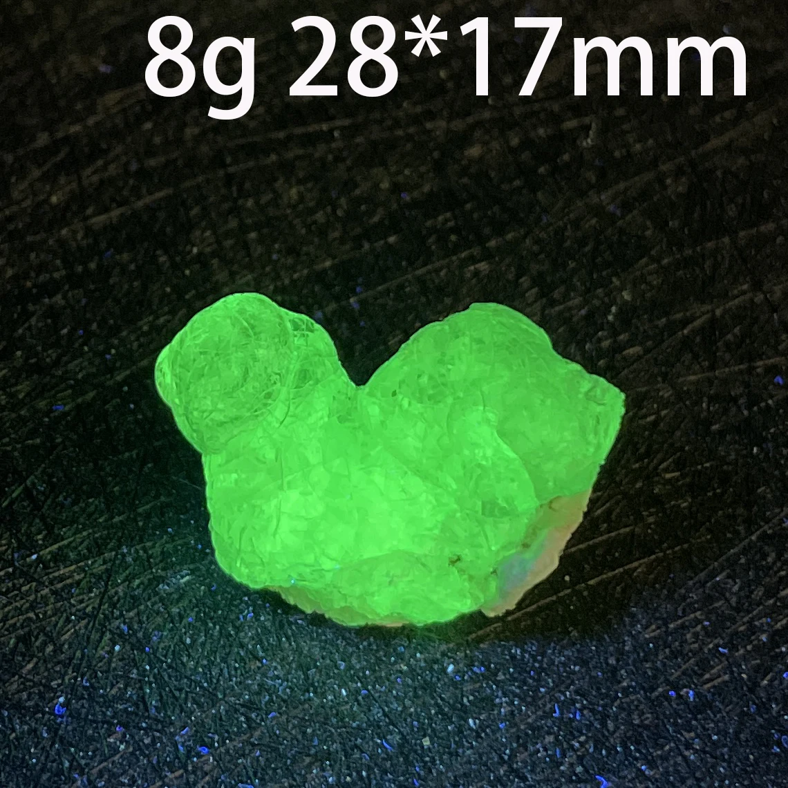 

Кристалл гиалита с эффектом флуоресценции