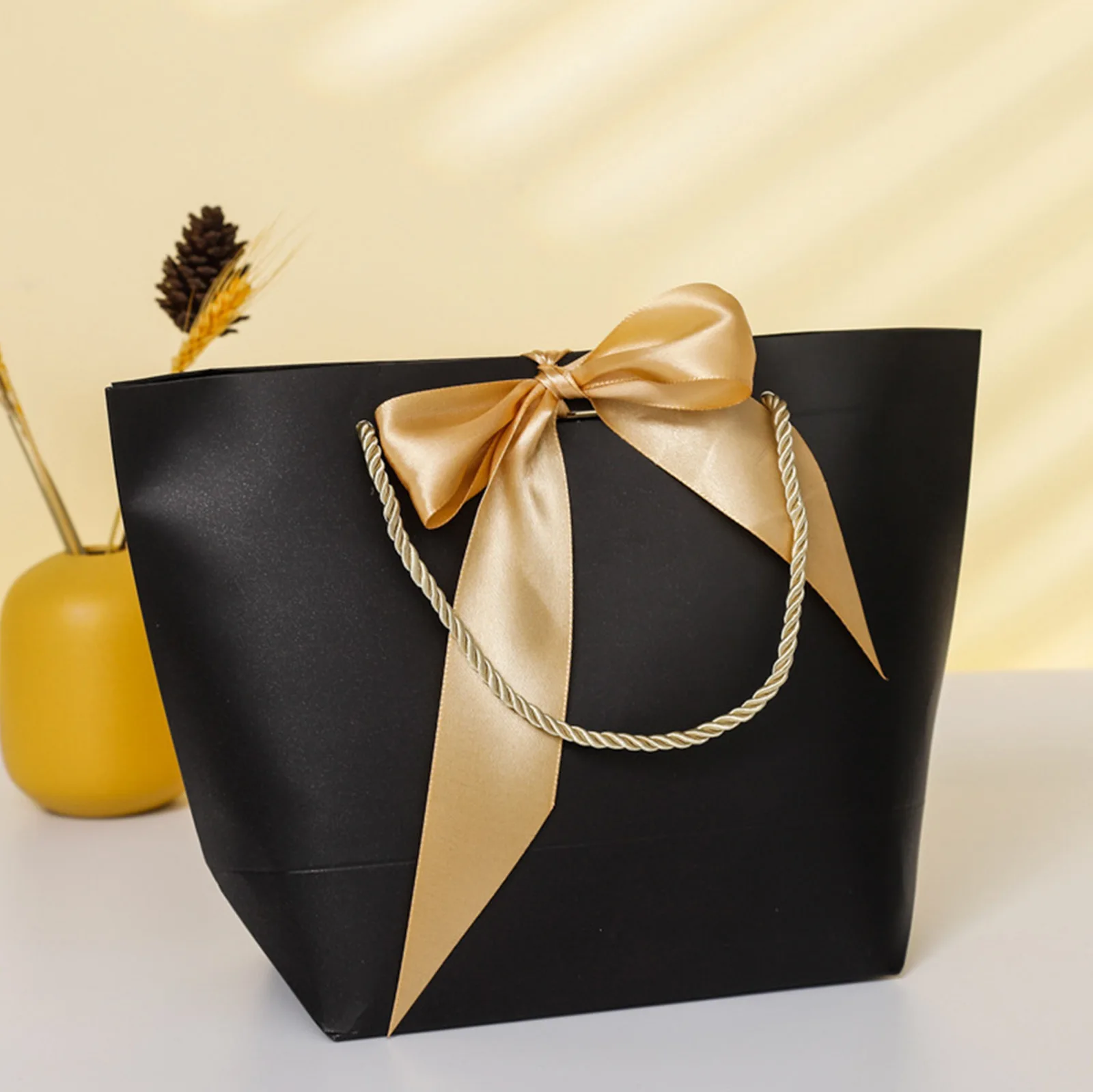 

Paper Gift Bags Gift Bags For Many Occasions 6 PCS Paper Gift Bags Party Bags With Golden Bow For Valentine\\'s Day