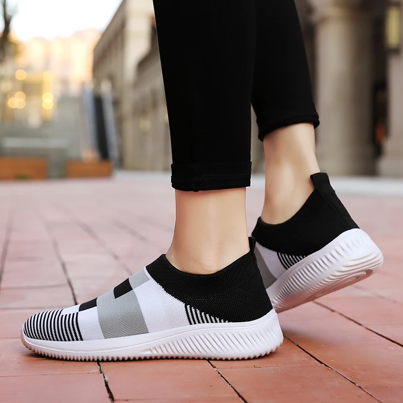 Women's Walking Shoes Fashion Slip-On Lightweight Breathable Flat Comfort Sneakers Geometric Lattice Checkered Casual Shoes