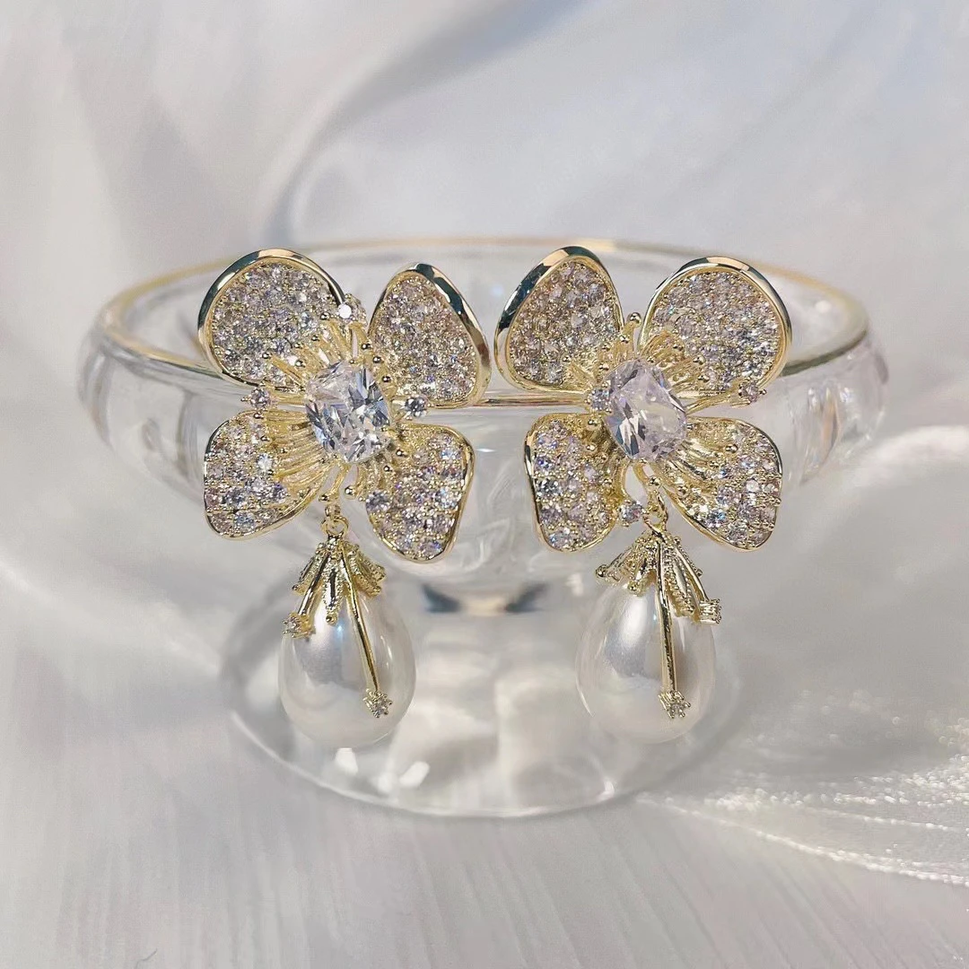 

Женские серьги-подвески с искусственным жемчугом и фианитом