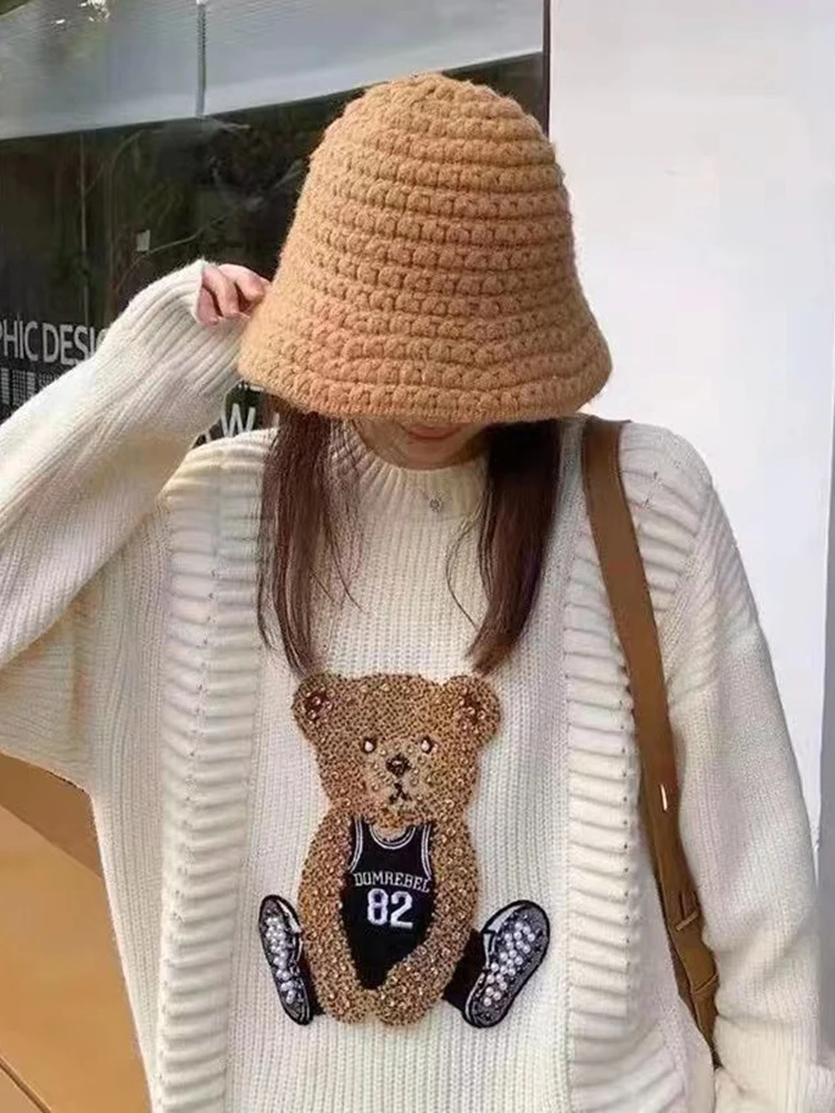 Женский трикотажный свитер с круглым вырезом весна 2024