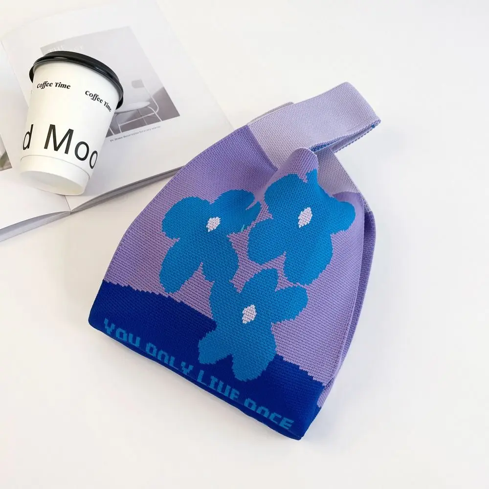 Яркая женская сумка-тоут с ремешком на запястье