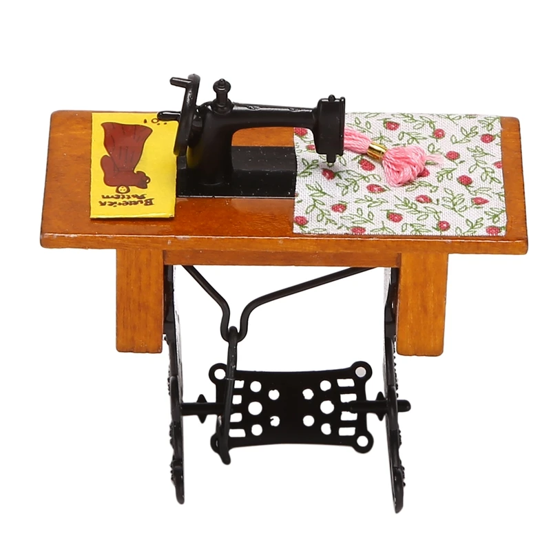 Винтажная миниатюрная швейная машина с тканью для украшения кукольного домика