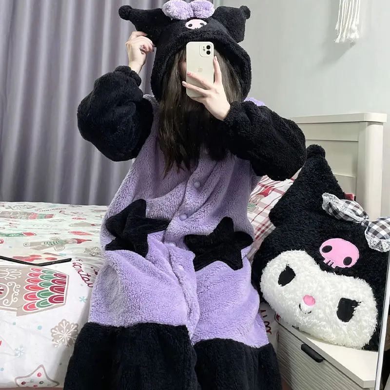 

Ночная рубашка Sanrio Kawaii Kuromi Милый мультяшный аниме девочка утолщенный теплый зимний мягкий пижамный комплект, который можно носить на улице