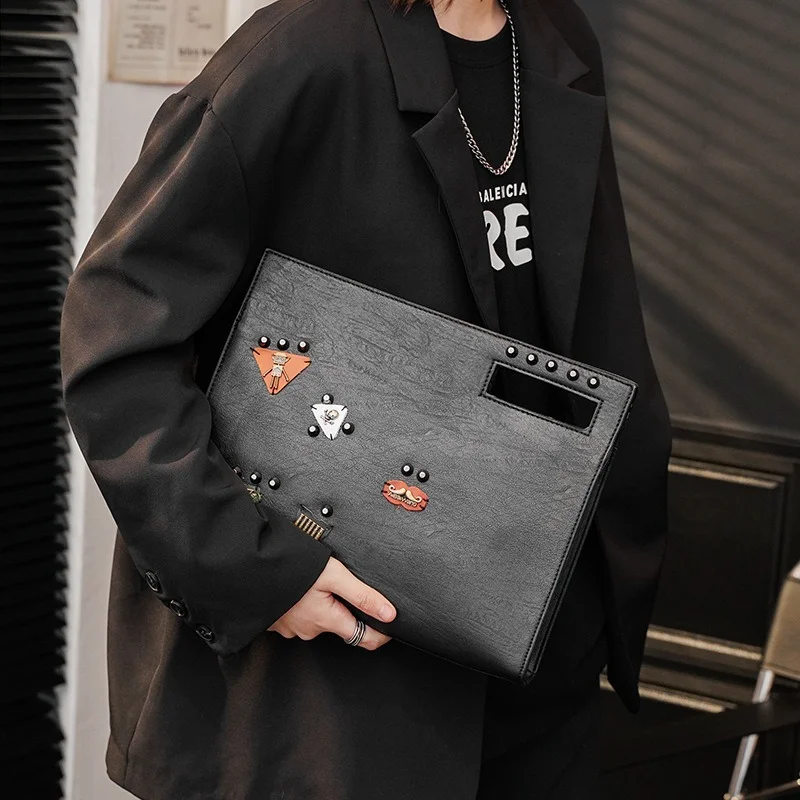 New Fashion Men Clutches Luxury Leather Handbags Wallet Clutches Male Large Clutch with Shoulder Strap Rivet Badge Hand Bags