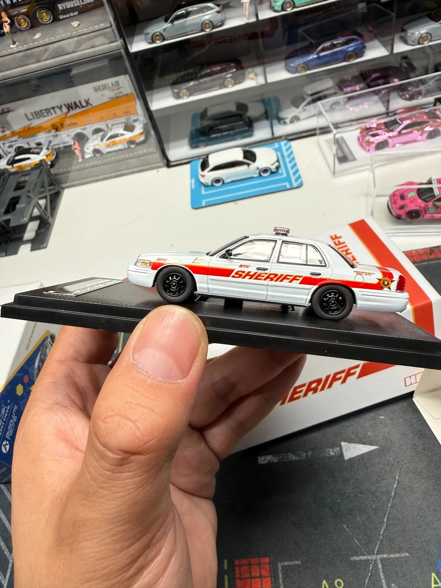 Фото Металлическая модель полицейского автомобиля Ford Crown, масштаб 1:64, серия Diecast Rollin, полиция Нью-Йорка №4
