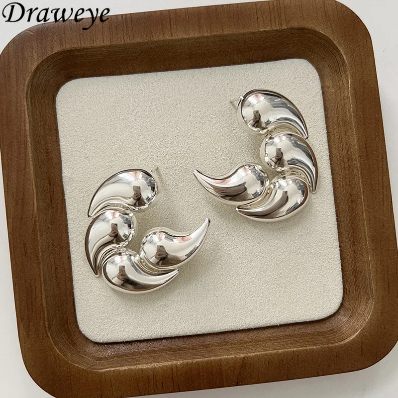 Женские серьги-гвоздики в виде капли воды