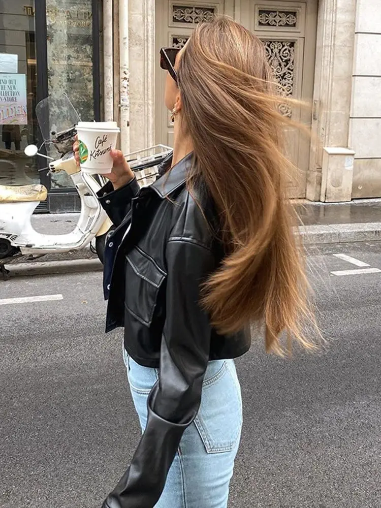 Куртка женская короткая из экокожи черная верхняя одежда с длинным рукавом