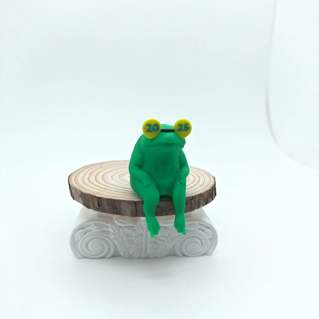 Фото Черная статуэтка фламинго, напечатанная на 3D-принтере, подходит для украшения дома или демонстрации на столе. №5