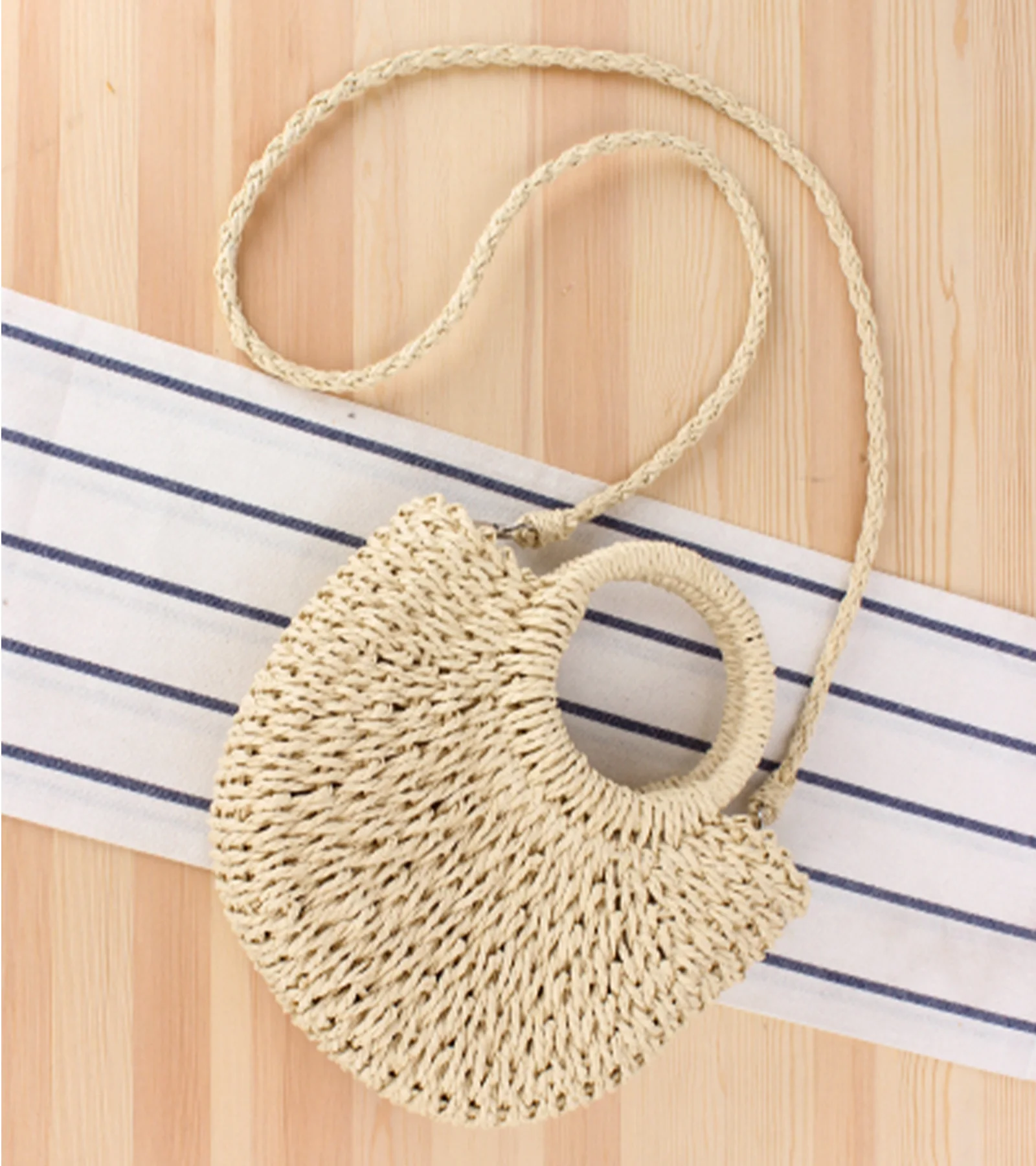 Fashion Straw Bag Portable Crossbody Straw Shoulder Bag for Women Perfect for Beach, Vacation, and Shopping