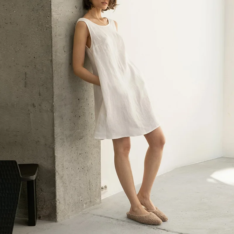 Женское льняное платье-майка с V-образным вырезом и карманами