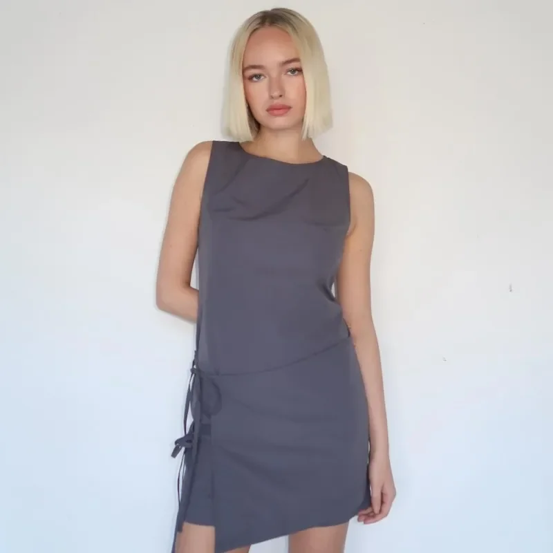 Женское Короткое платье без рукавов с круглым вырезом и поясом