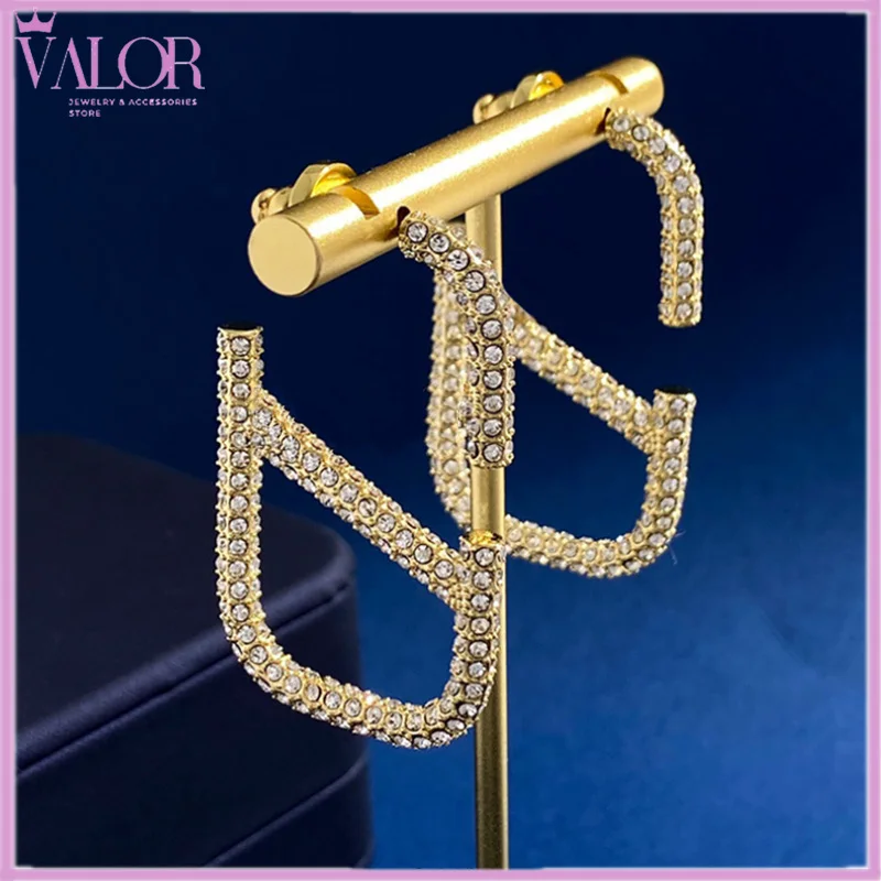 

Valor New In Advanced Version High Quality European and American Glossy Letter Studs Luxury Jewelry Wholesale Earrings For Women