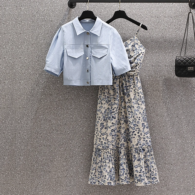 

Женский летний комплект из двух предметов, платье на бретелях-спагетти с цветочным принтом и синяя короткая рубашка, модель KE2481, 2022