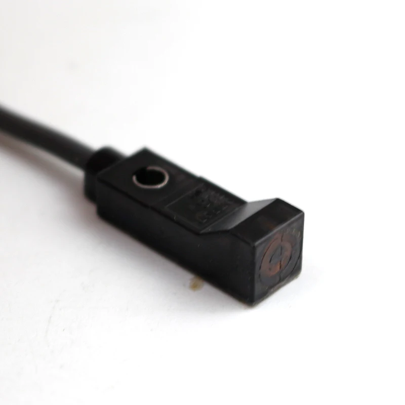 

E2S-Q26 12-24V DC NPN PNP, приближается к датчику обнаружения металла