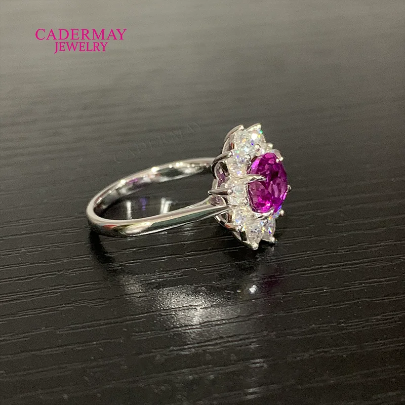 Фото Кольца Cadermay из серебра 925 пробы с овальным лабораторным сапфиром 7x9 мм розово-фиолетового цвета и муассанитом, модель 