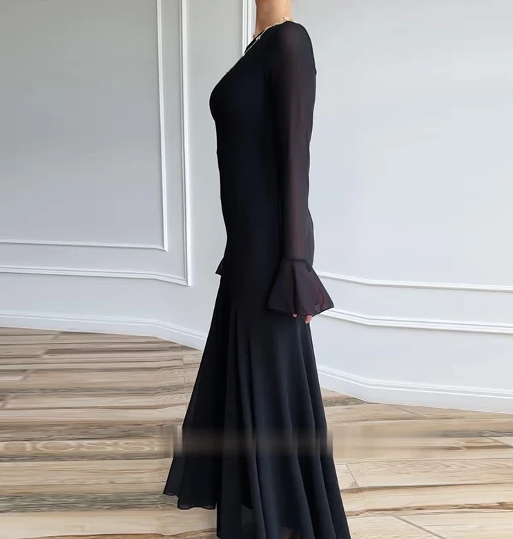 Женское однотонное платье с круглым вырезом и расклешенными рукавами элегантное