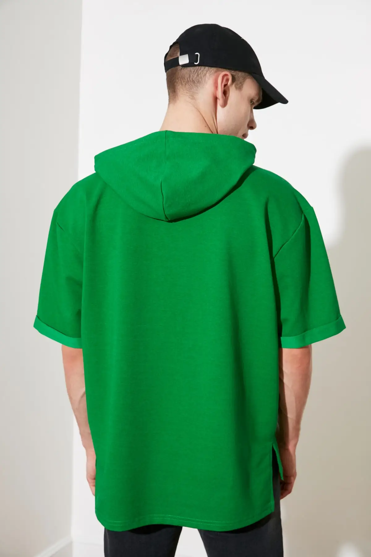

Trendyol Men Oversize Fit Hooded Short-Sleeve Sweatshirt TMNSS21TS0430