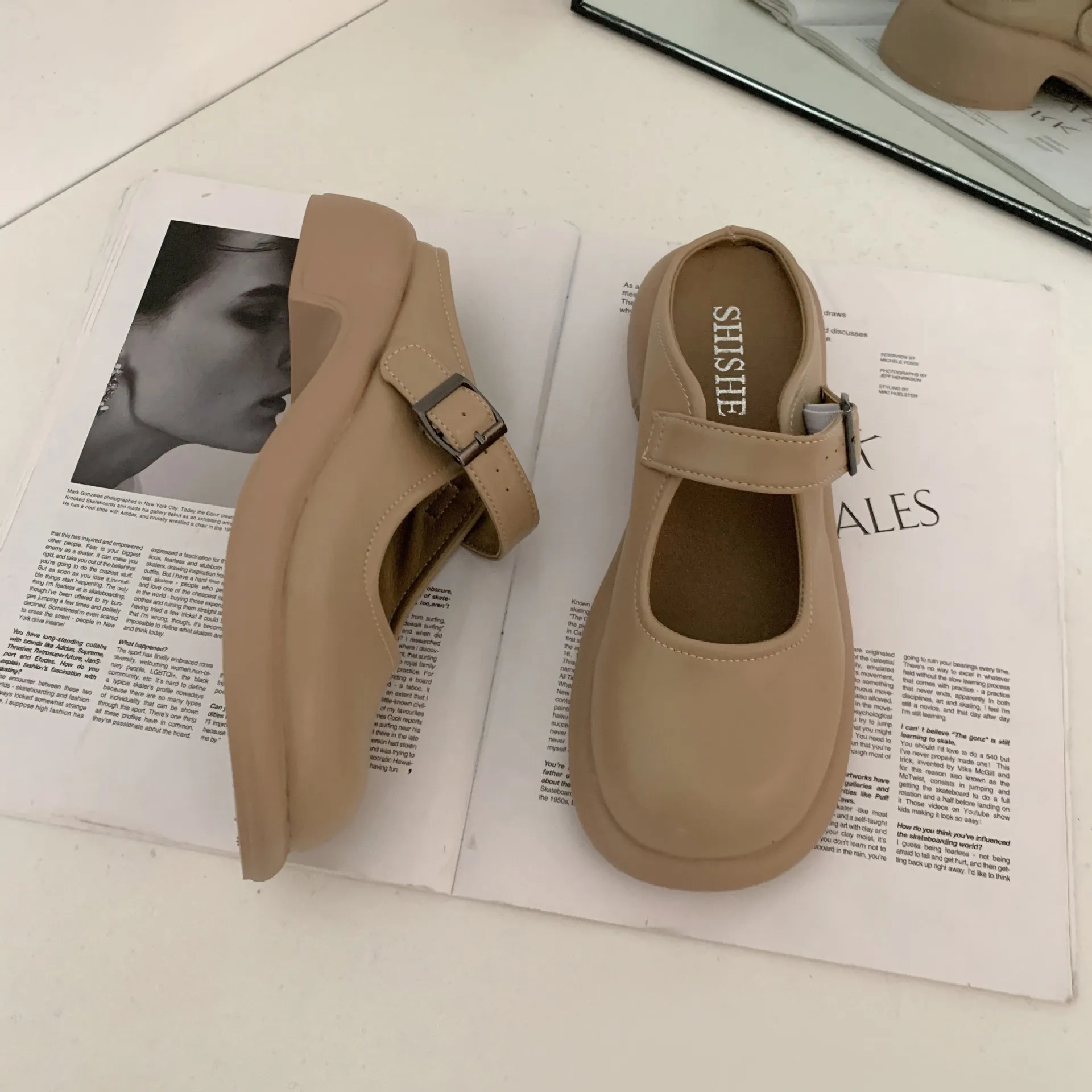 

Шлепанцы женские на квадратном каблуке, с заклепками и закрытым носком