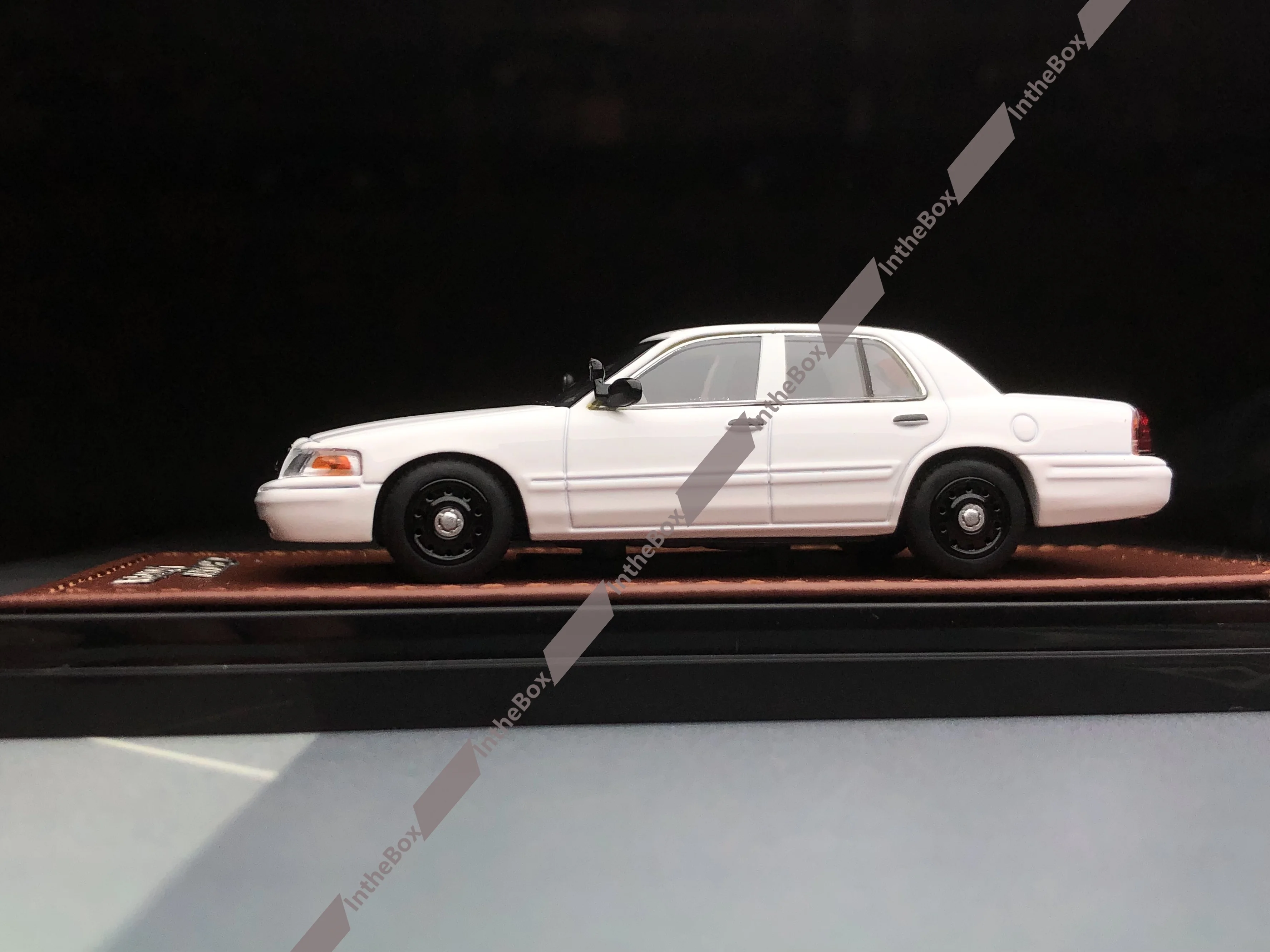 GOC 1:64 White Crown Victoria EN114 Американская модель литая под давлением металлическая