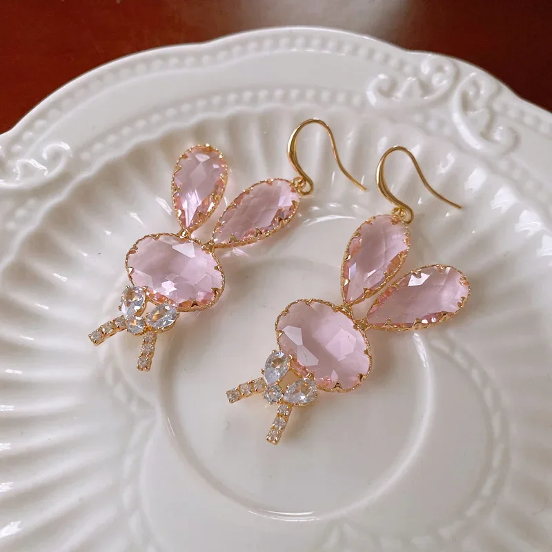 Женские серьги-подвески в виде розовых цветов