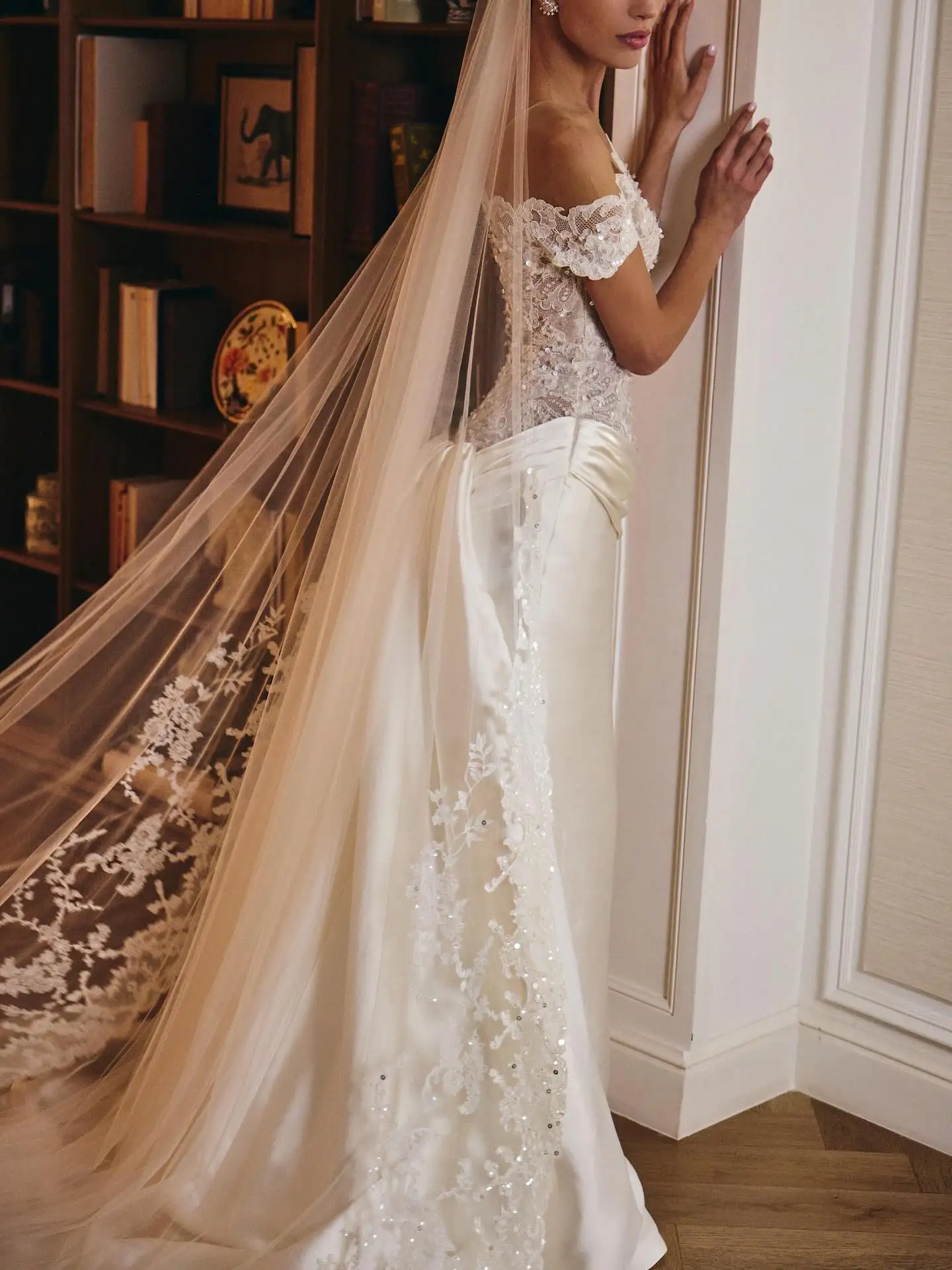 Фото Свадебное платье Sharon Said Luxury Mermaid с бисером и кружевом, с открытыми плечами, атласной накидкой и иллюзорной спинкой, модель SW231, на заказ №5