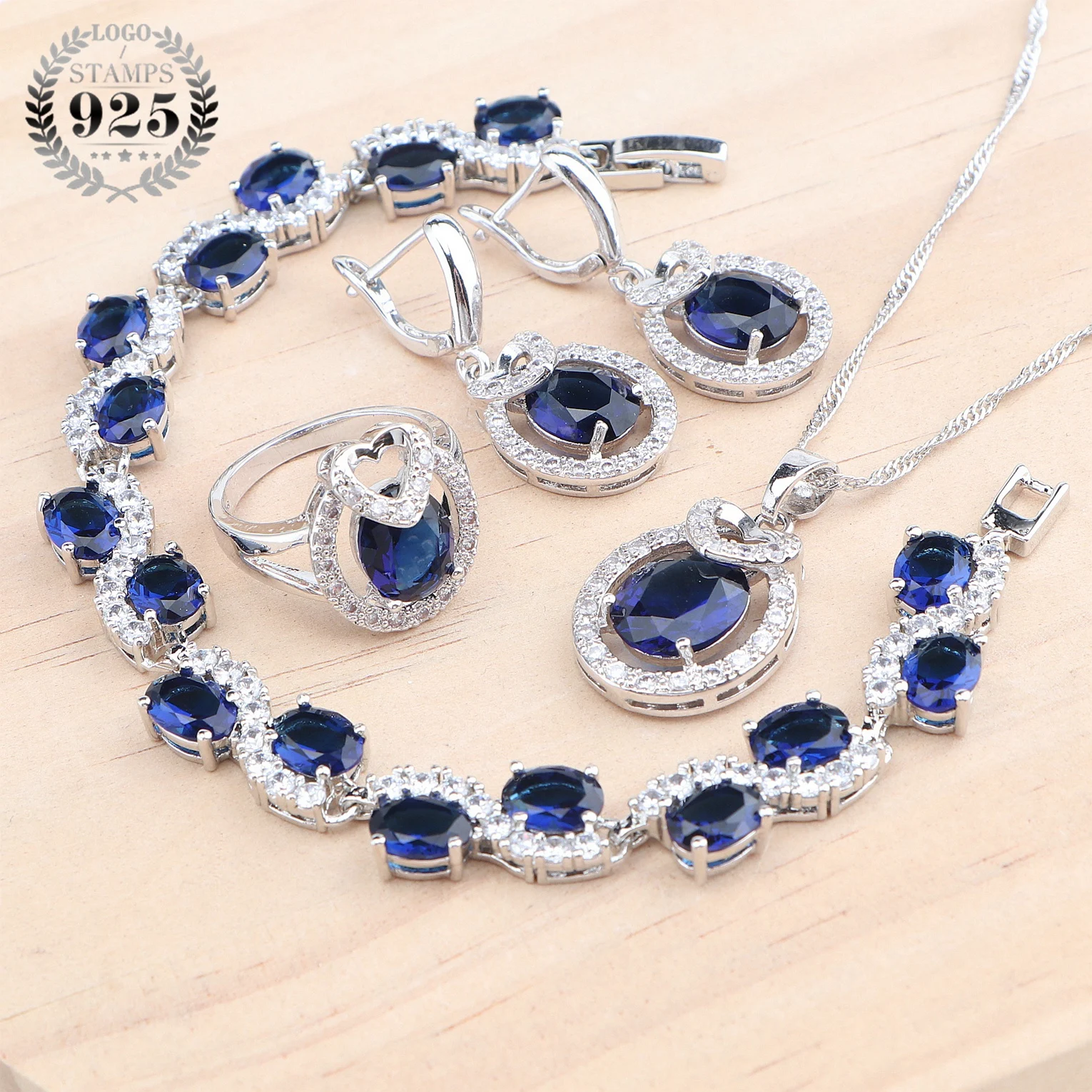 

Комплект из кольца и браслета, с цирконом