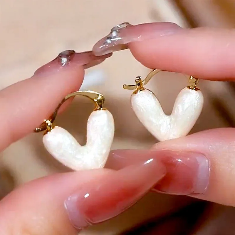 

Luxury Enamel Heart Ear Buckle Earrings for Women White Oil Dropping Love Stud Fashion Elegant Simple Metal Jewelry Gifts