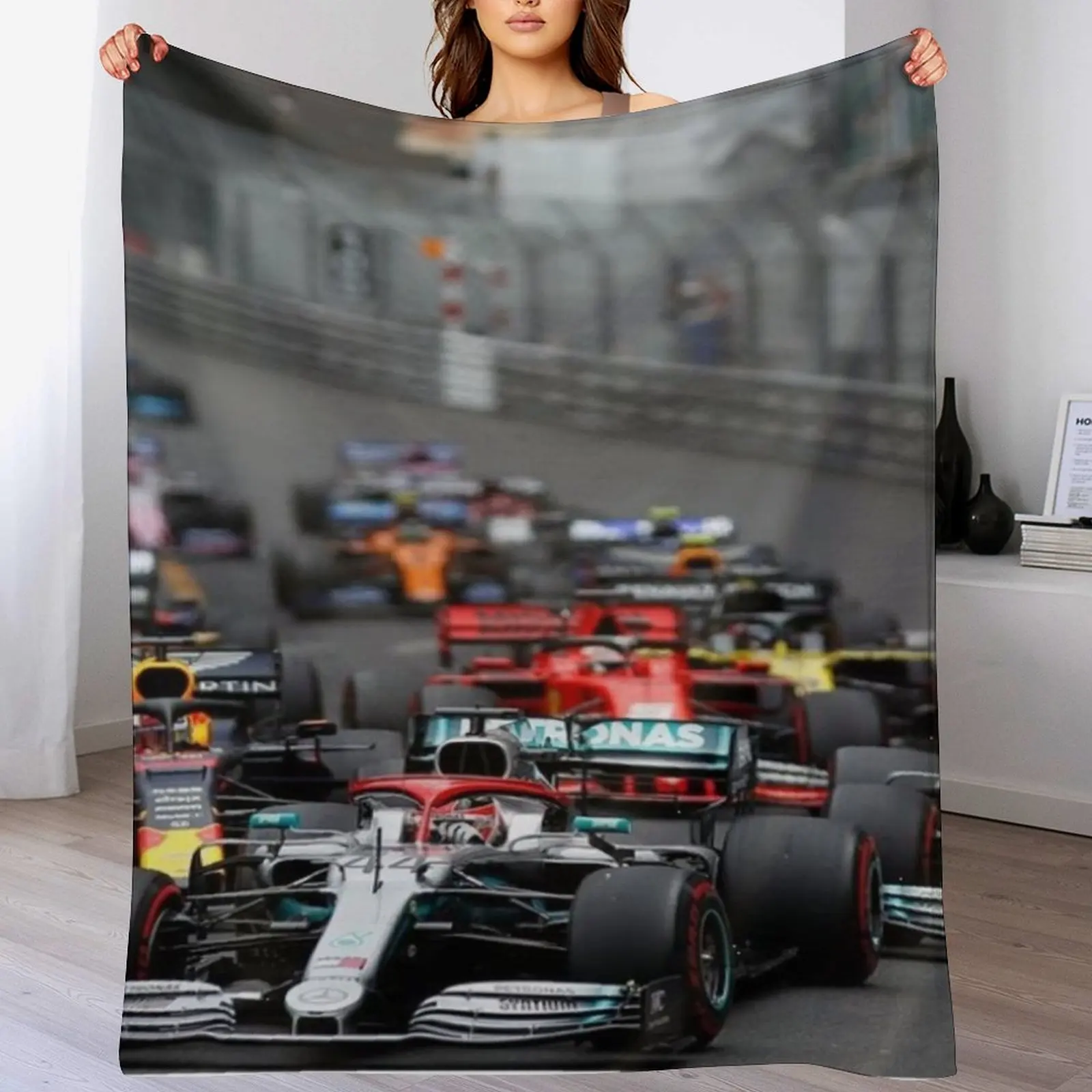 Одеяло F1 Race Start Beautifuls в клетку на диване декоративные меховые одеяла